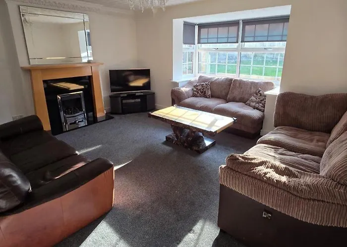 Spacious Central Home - Sleeps 7 Garden & Parking
