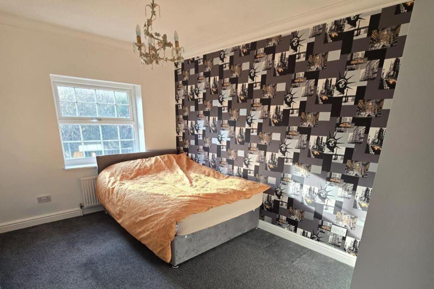 Holiday home Spacious - Sleeps 7 Garden & Parking